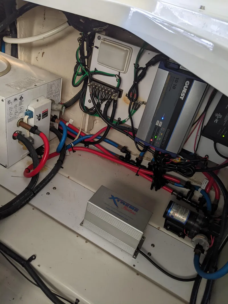Slide: The Image of Electrical system of a 2005 Sea Ray 260 Sundancer boat. - 54