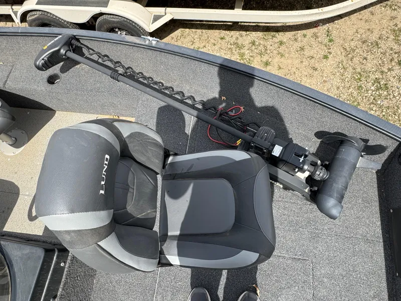 Slide: The Image of 2021 Lund 1650 Angler SS boat interior with seat and trolling motor. - 11