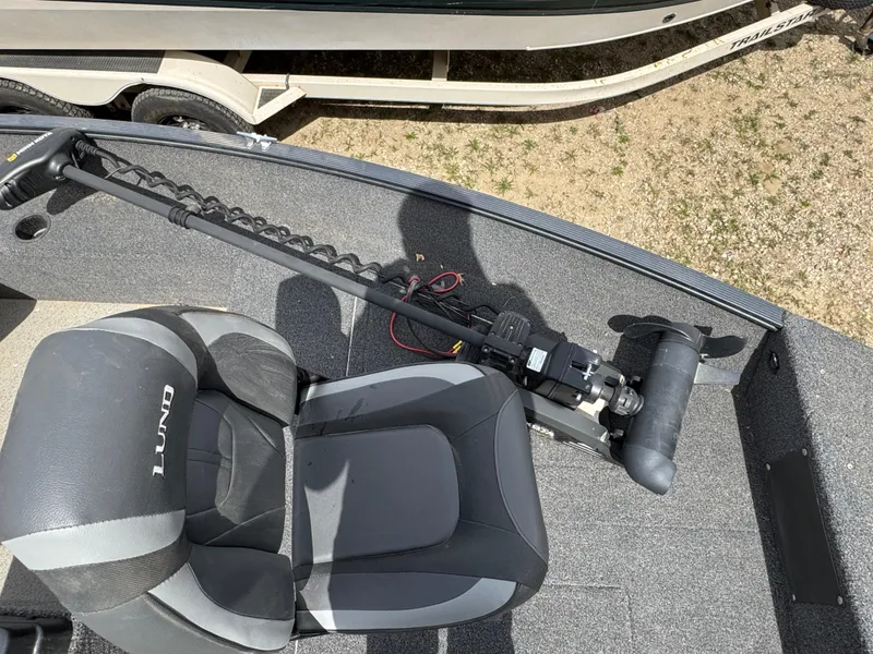 Slide: The Image of 2021 Lund 1650 Angler SS boat interior with seat and trolling motor. - 12