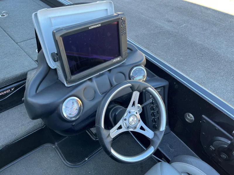 Slide: The Image of Steering console of a 2018 Phoenix 21 boat with Lowrance fishfinder. - 8