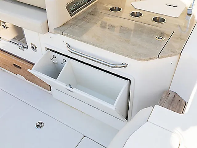 Slide: The Image of Boston Whaler 350 Realm 2026 - 4