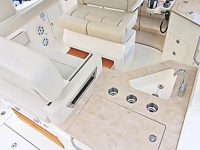 Slide: The Image of Boston Whaler 350 Realm 2026 - 5
