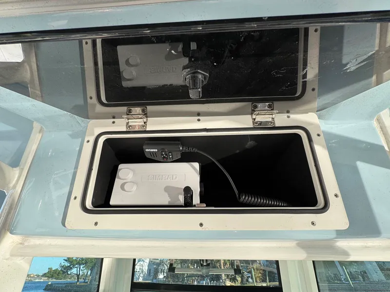 Slide: The Image of Boston whaler 250 Outrage 2023 - 10