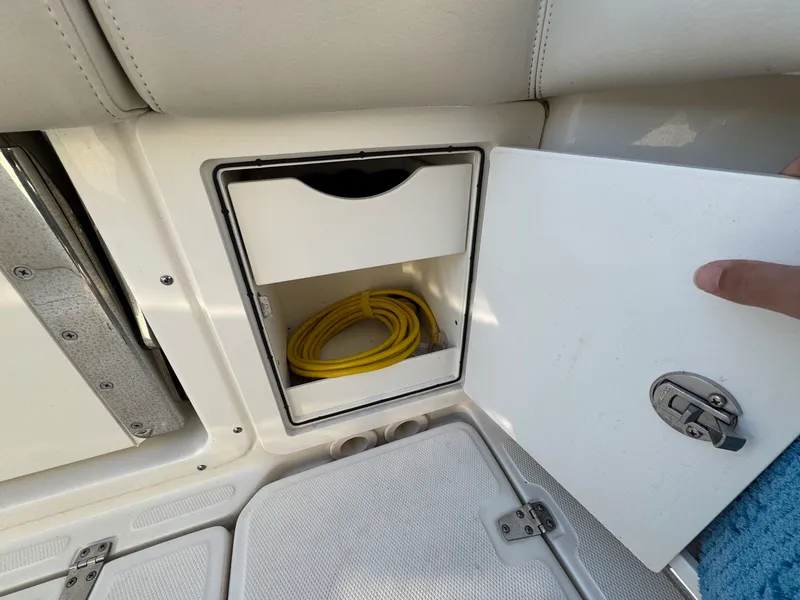 Slide: The Image of Boston whaler 250 Outrage 2023 - 11