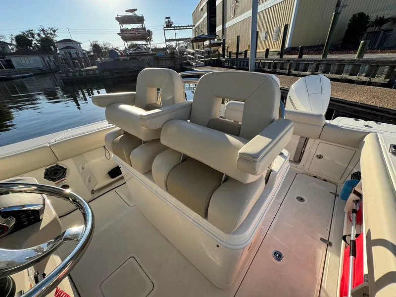 Slide: The Image of Boston whaler 250 Outrage 2023 - 12