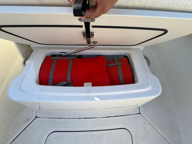 Slide: The Image of Boston whaler 250 Outrage 2023 - 13