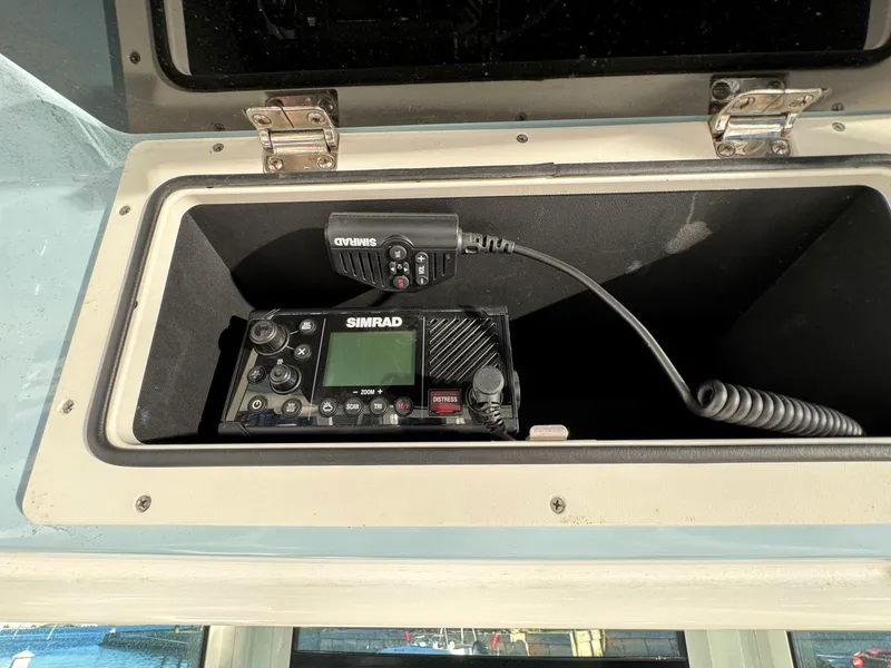 Slide: The Image of Boston whaler 250 Outrage 2023 - 14