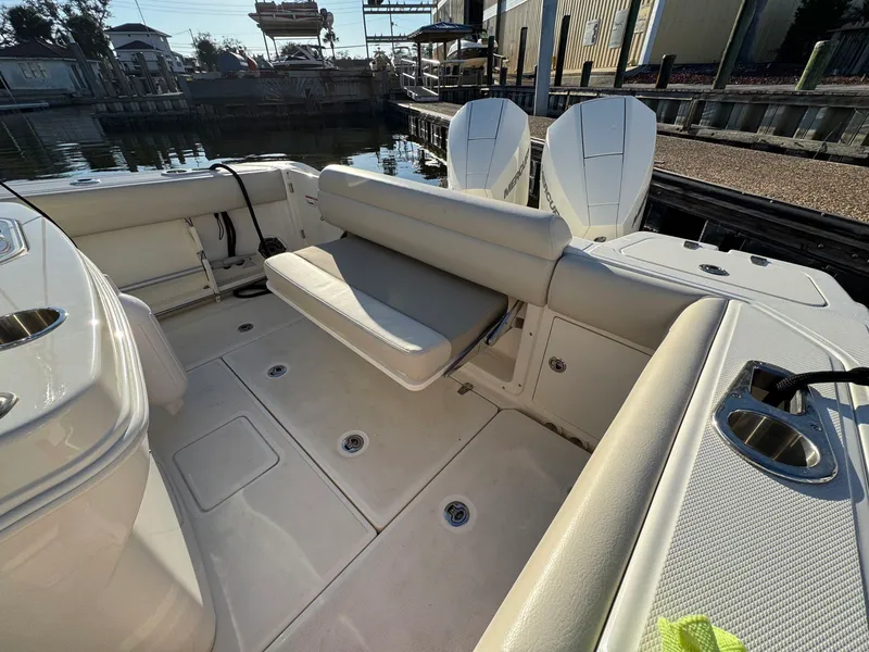 Slide: The Image of Boston whaler 250 Outrage 2023 - 17