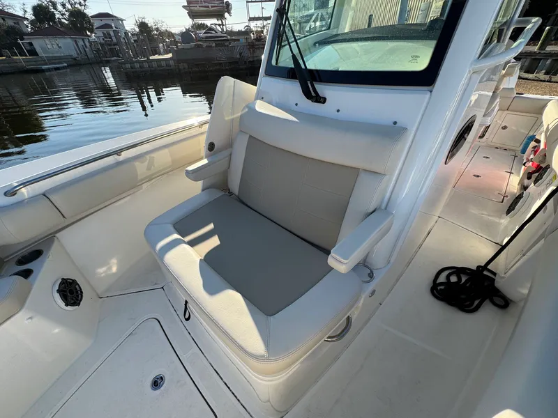 Slide: The Image of Boston whaler 250 Outrage 2023 - 5