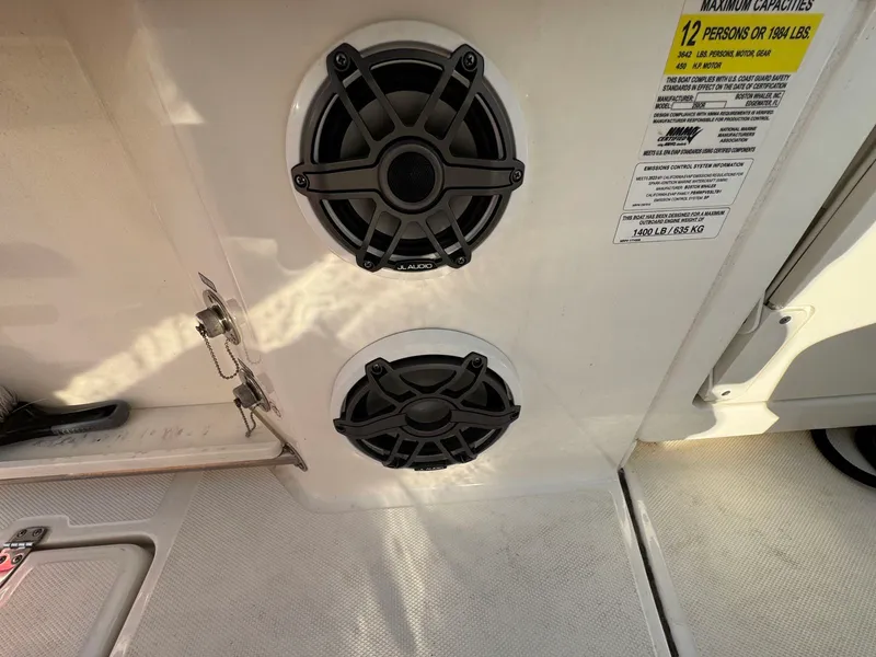 Slide: The Image of Boston whaler 250 Outrage 2023 - 9