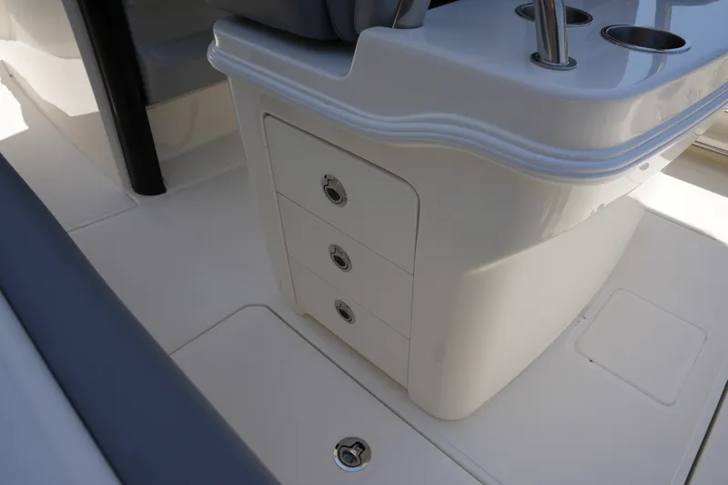 Slide: The Image of Boston Whaler 250 Outrage 2027 - 18