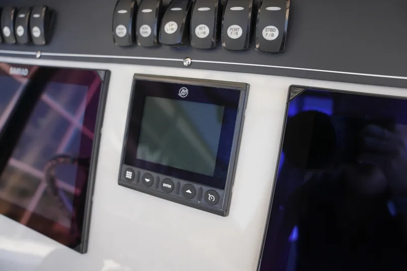 Slide: The Image of Boston Whaler 250 Outrage 2027 - 25