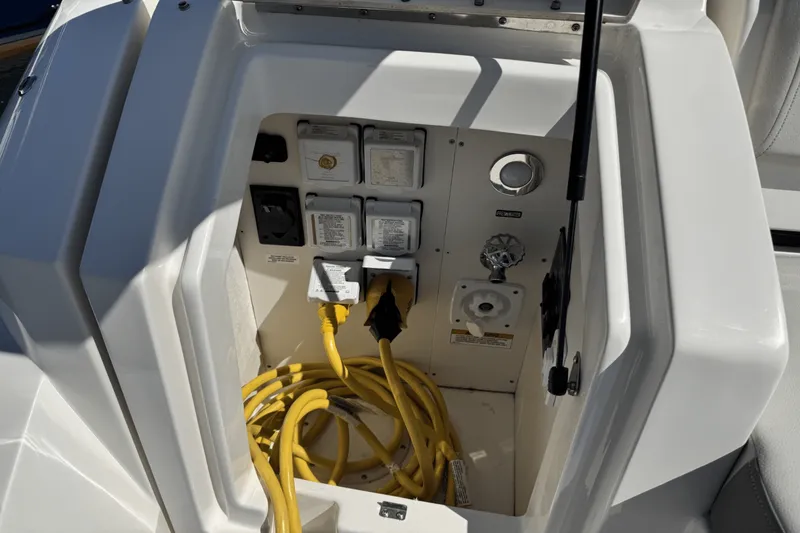 Slide: The Image of Sea Ray 320 SUNDANCER 2023 - 5