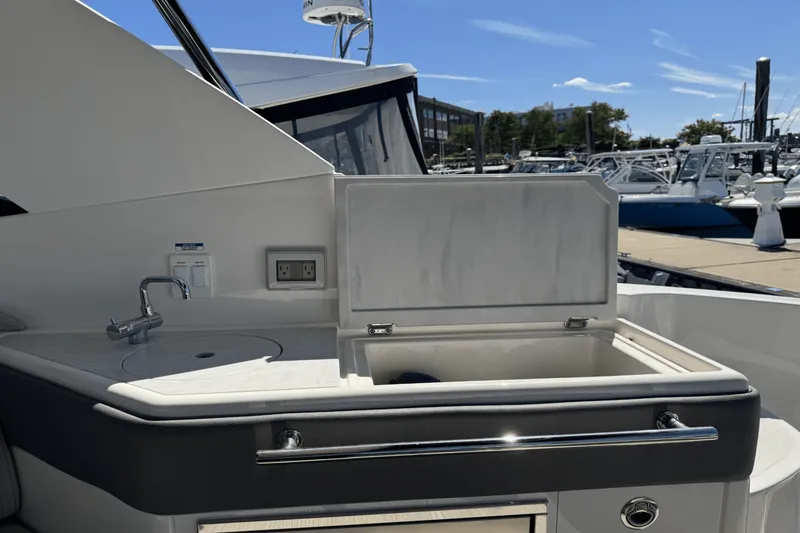 Slide: The Image of Sea Ray 320 SUNDANCER 2023 - 7