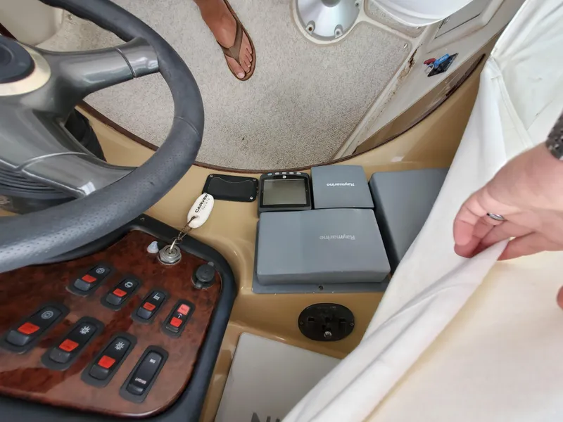 Slide: The Image of Carver 570 Voyager Pilothouse 2003 - 62