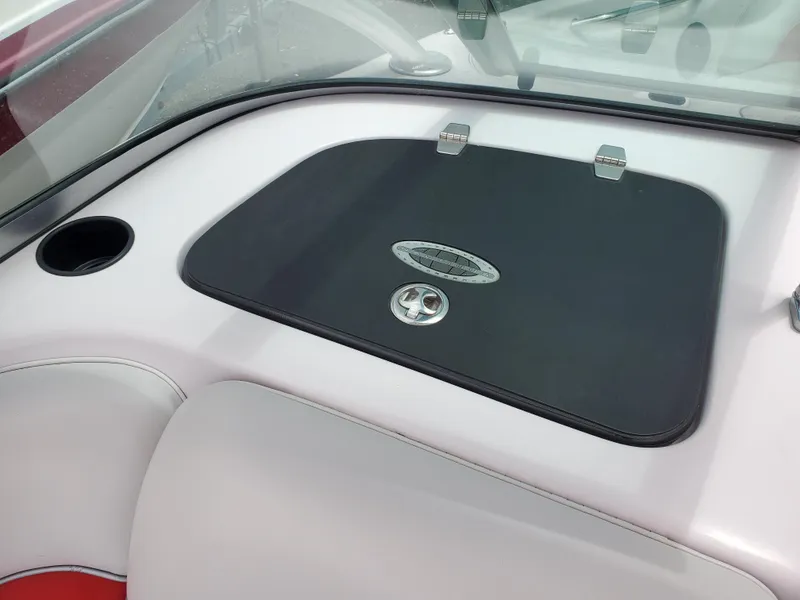 Slide: The Image of 2005 Correct Craft SV-211 Limited boat interior with storage compartment and cup holder. - 27