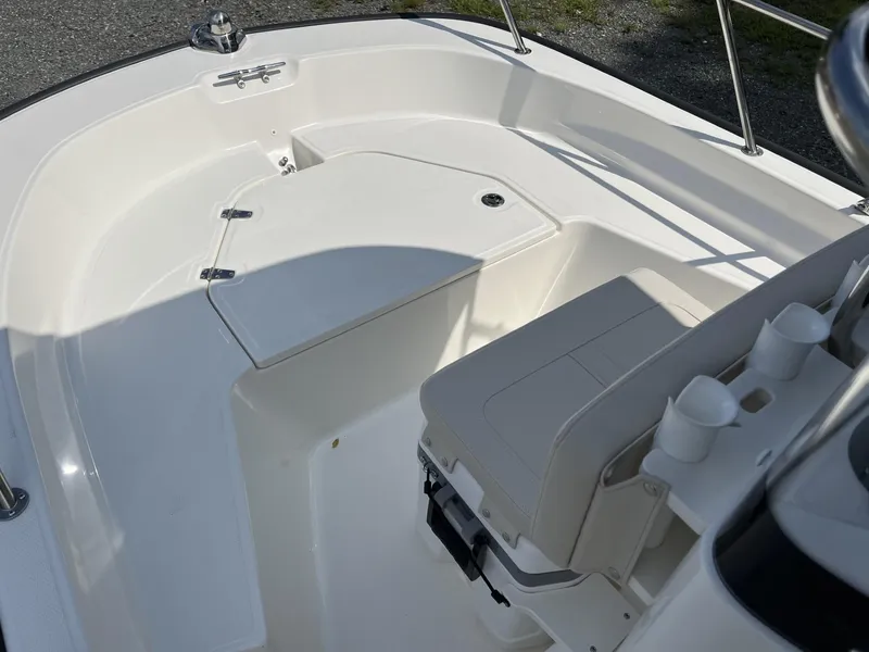 Slide: The Image of Boston Whaler 150 Montauk 2025 - 15