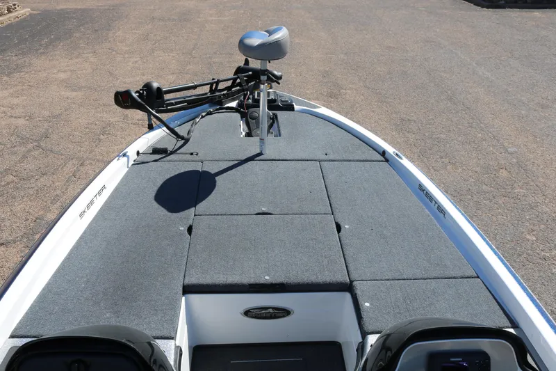 Slide: The Image of 2009 Skeeter 20i boat deck with trolling motor and seating. - 6