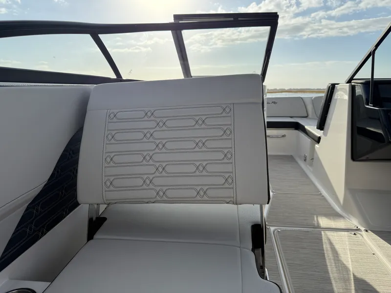 Slide: The Image of Sea Ray SPX 210 Outboard 2026 - 10