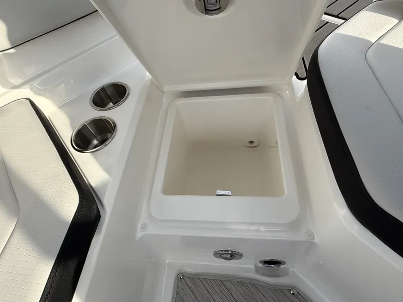 Slide: The Image of Sea Ray SPX 210 Outboard 2026 - 7