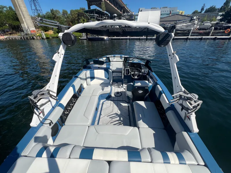 Slide: The Image of Malibu Wakesetter 21 LX 2023 - 12
