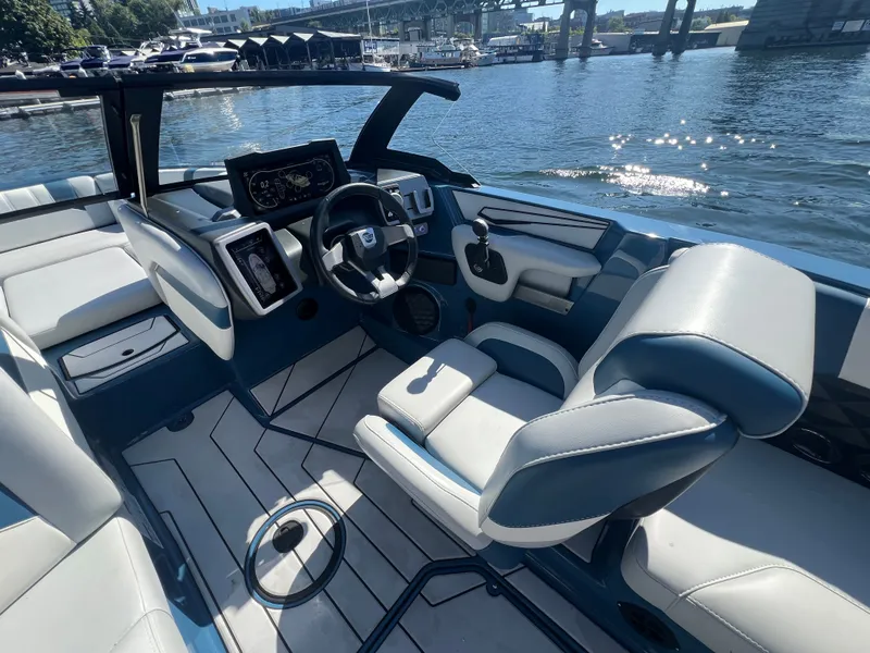 Slide: The Image of Malibu Wakesetter 21 LX 2023 - 14