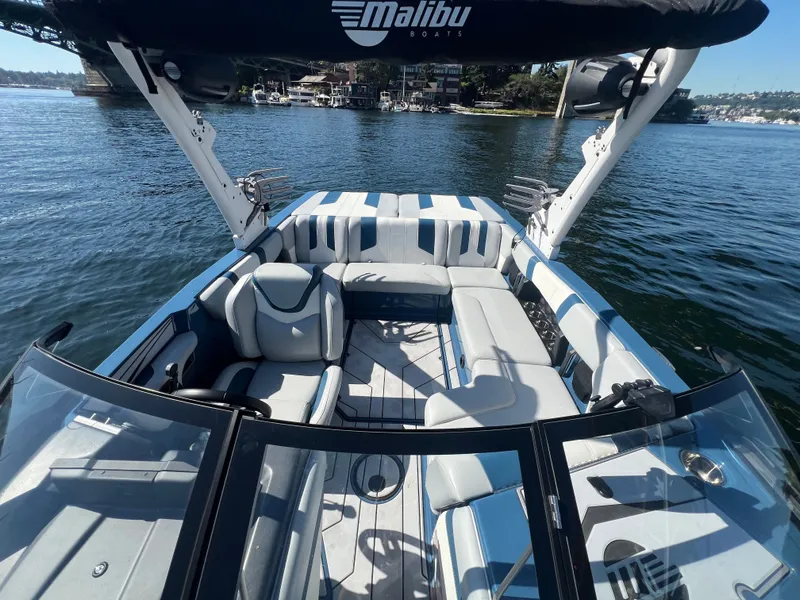 Slide: The Image of Malibu Wakesetter 21 LX 2023 - 16