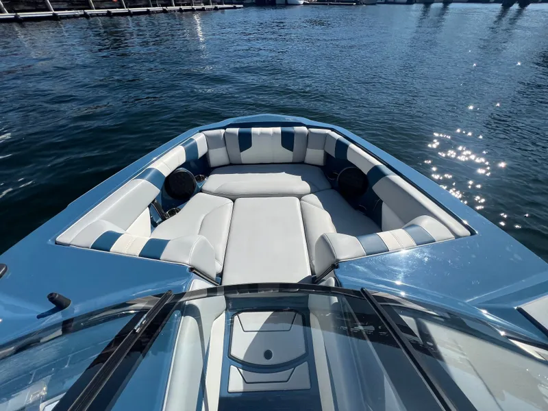 Slide: The Image of Malibu Wakesetter 21 LX 2023 - 17