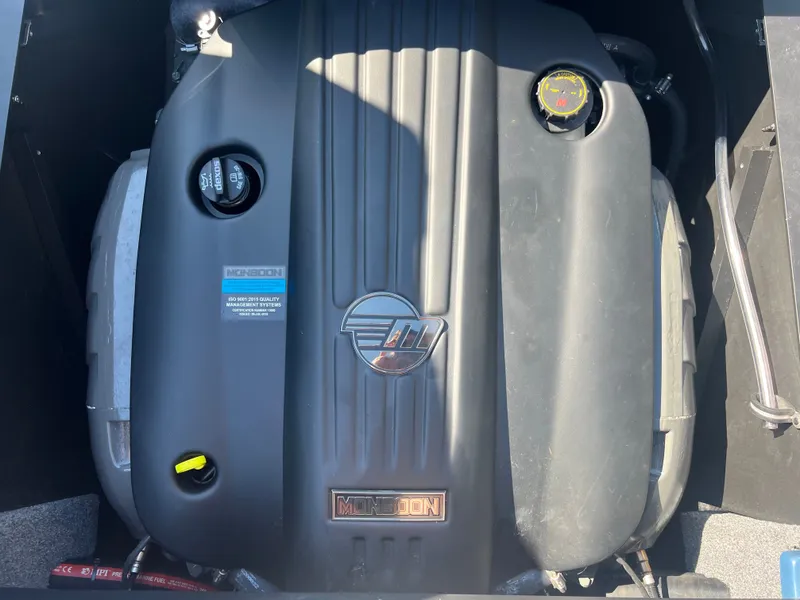 Slide: The Image of Malibu Wakesetter 21 LX 2023 - 18