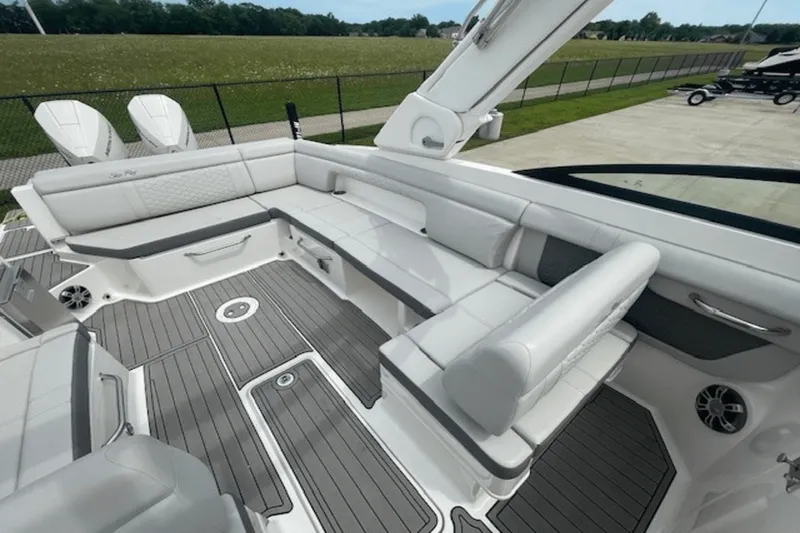 Slide: The Image of Sea Ray 290 SDX OB 2024 - 13