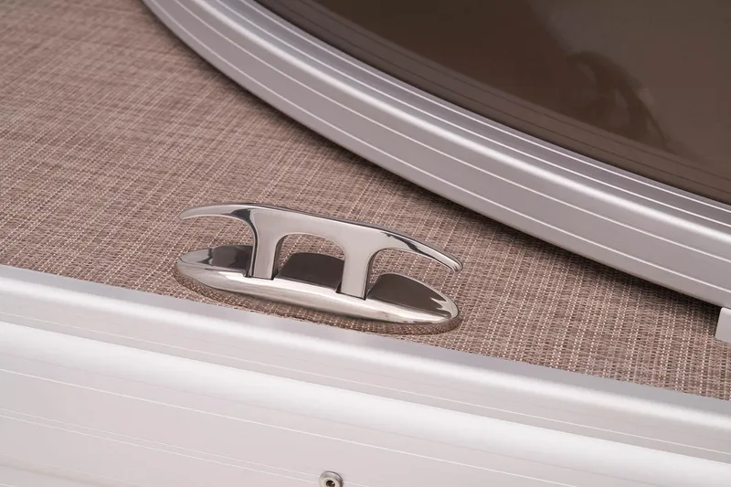 Slide: The Image of 2023 Sun Tracker SportFish 22 DLX boat cleat on deck. - 14