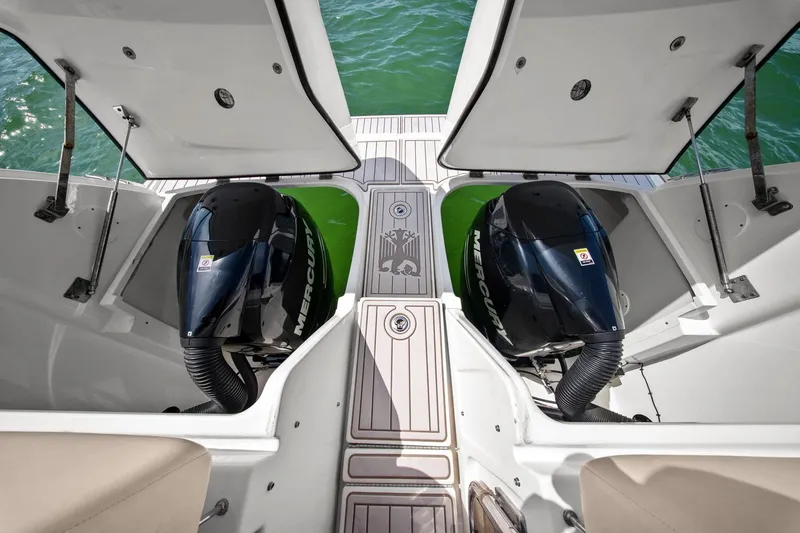 Slide: The Image of Sea Ray 370 VENTURE 2013 - 39
