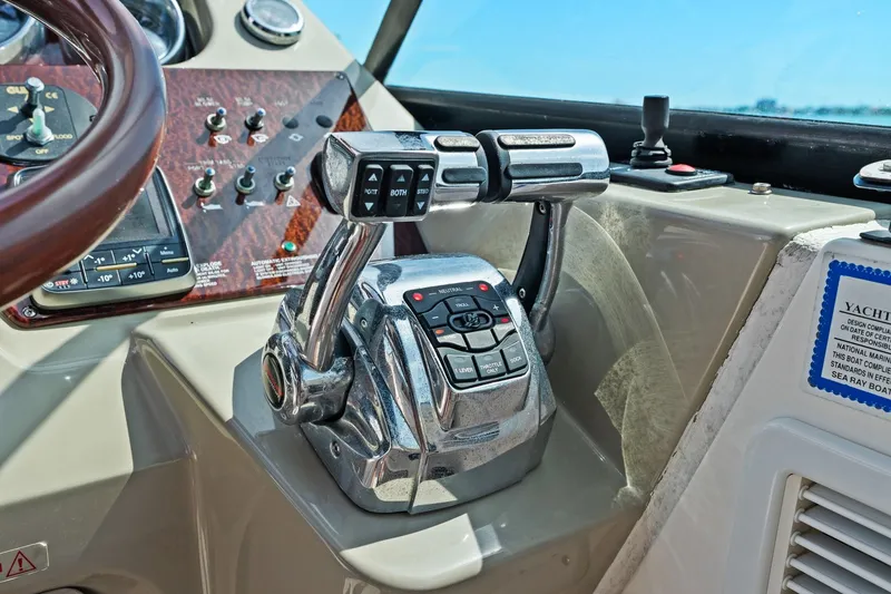 Slide: The Image of Sea Ray 370 VENTURE 2013 - 46