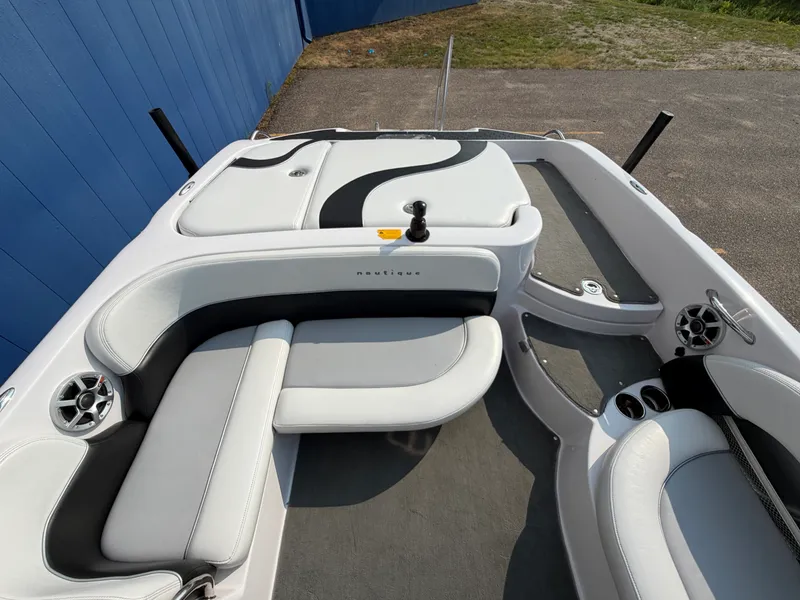 Slide: The Image of Nautique SV211 2006 - 17