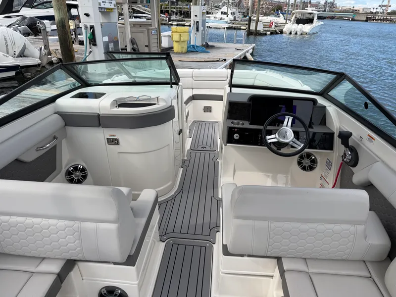 Slide: The Image of Sea Ray 270 SDX OB 2021 - 9