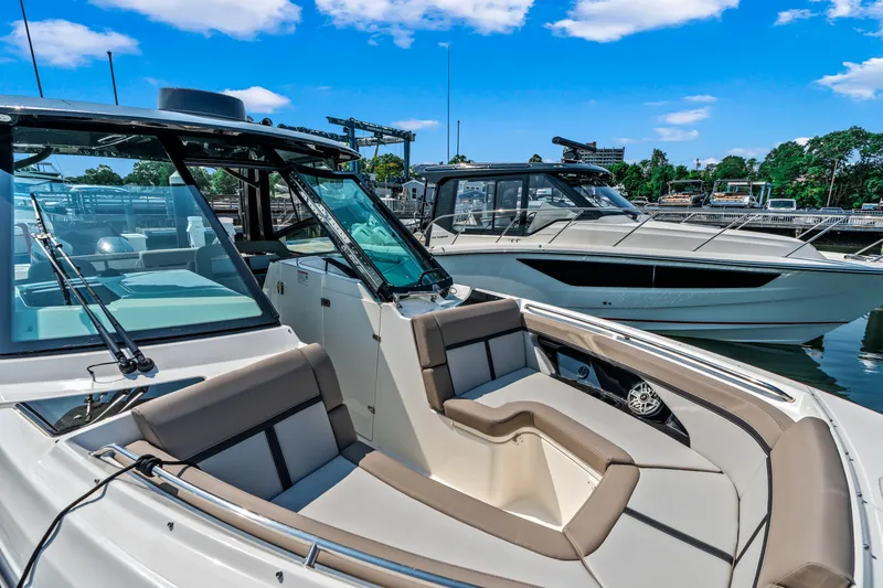 Slide: The Image of Boston Whaler 330 Vantage 2027 - 33