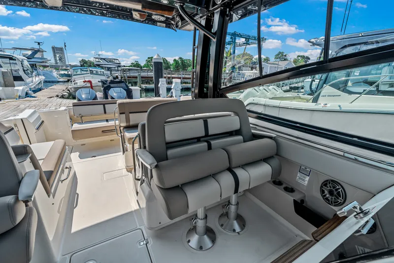 Slide: The Image of Boston Whaler 330 Vantage 2027 - 20