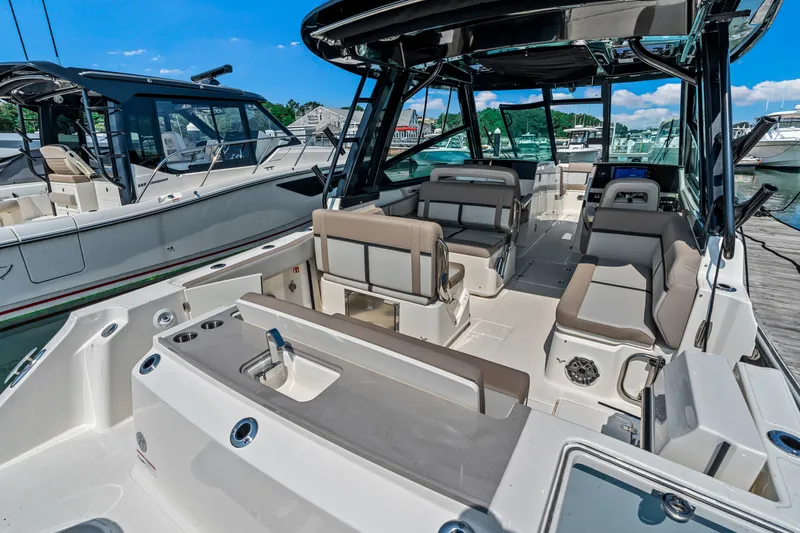 Slide: The Image of Boston Whaler 330 Vantage 2027 - 6
