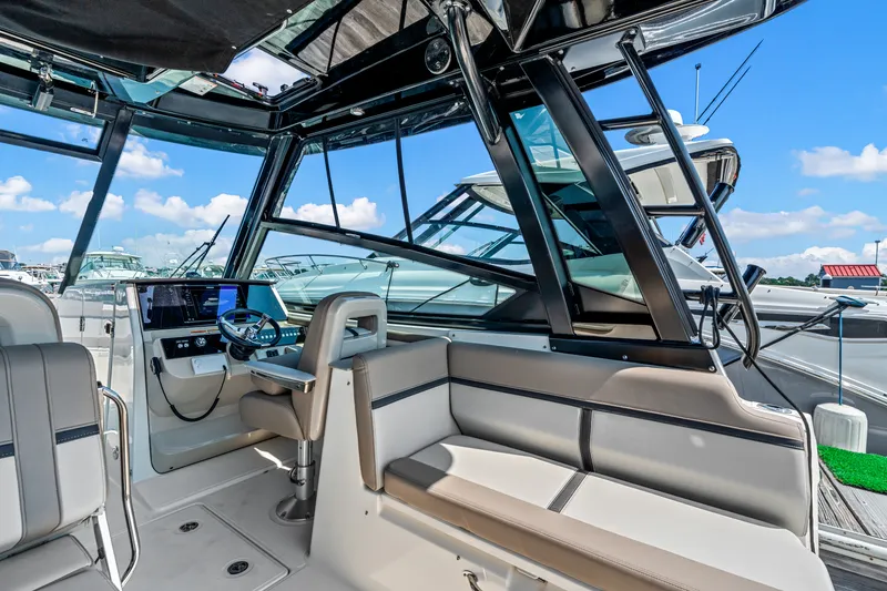 Slide: The Image of Boston Whaler 330 Vantage 2027 - 14