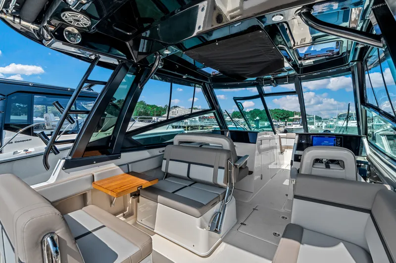 Slide: The Image of Boston Whaler 330 Vantage 2027 - 10