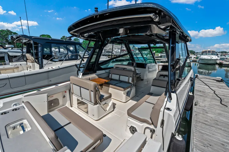 Slide: The Image of Boston Whaler 330 Vantage 2027 - 8