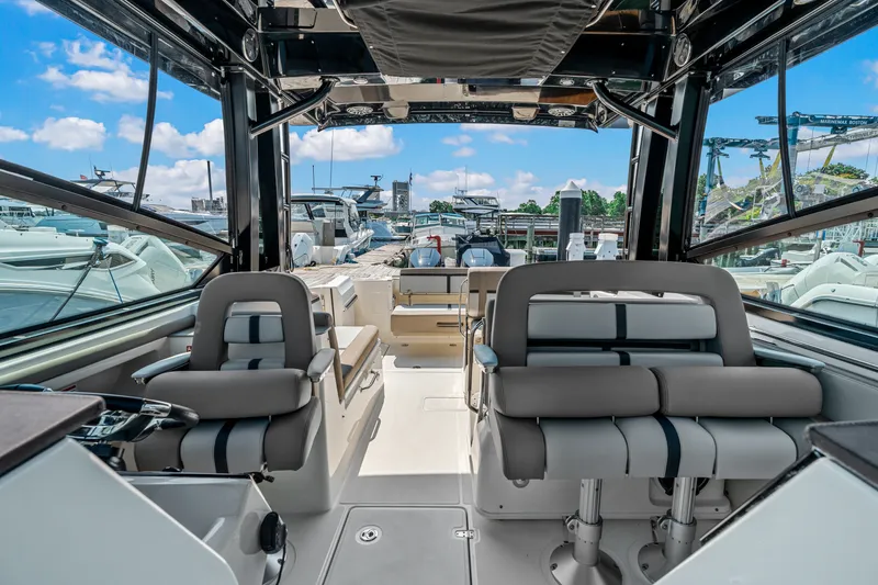Slide: The Image of Boston Whaler 330 Vantage 2027 - 19