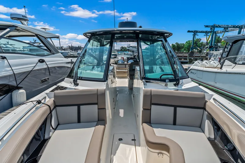 Slide: The Image of Boston Whaler 330 Vantage 2027 - 31