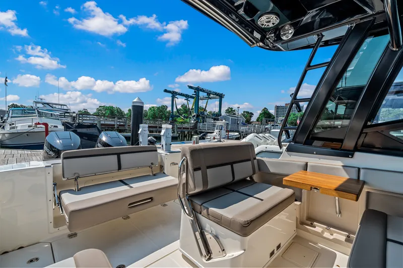 Slide: The Image of Boston Whaler 330 Vantage 2027 - 11