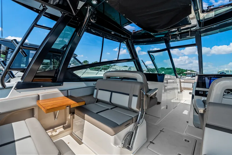 Slide: The Image of Boston Whaler 330 Vantage 2027 - 15