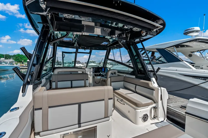 Slide: The Image of Boston Whaler 330 Vantage 2027 - 9