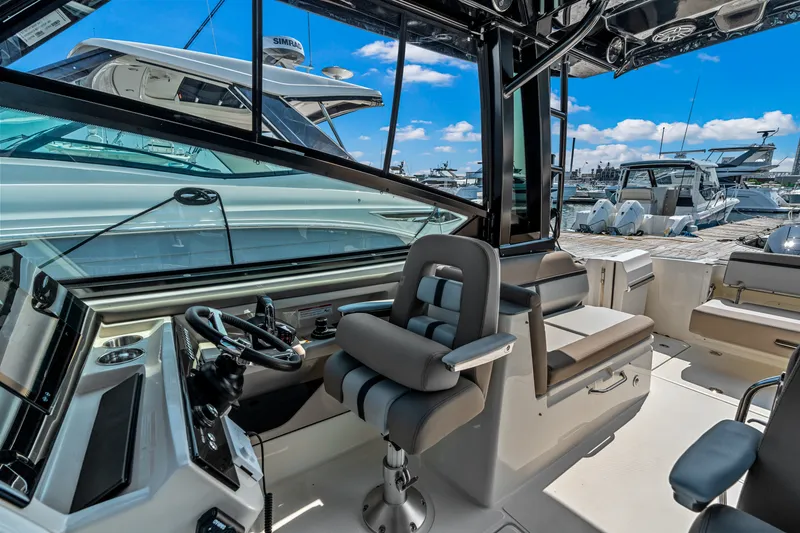 Slide: The Image of Boston Whaler 330 Vantage 2027 - 17