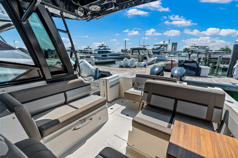Slide: The Image of Boston Whaler 330 Vantage 2027 - 16