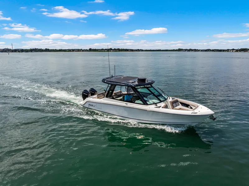 The Image of Boston Whaler 330 Vantage 2027 - 1
