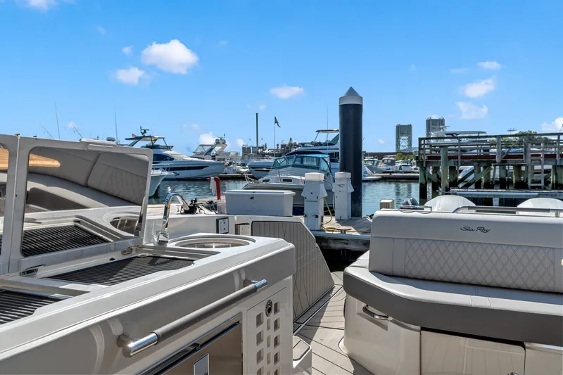 Slide: The Image of Sea Ray SLX 400 Outboard 2026 - 19
